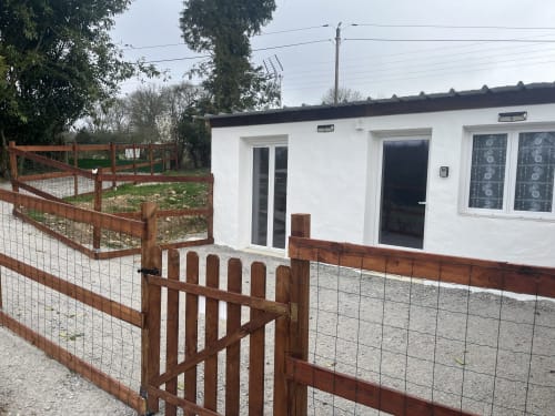 Studio blanc avec clôture en bois et jardin privé à Sanateflo, Rai, France