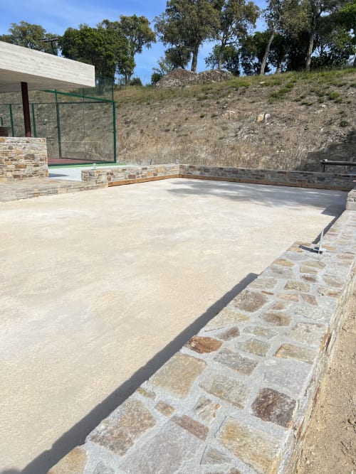 Modern patio at Villa Nais in Bormes les Mimosas with stone walls and concrete flooring
