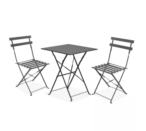 Salon de jardin avec table carrée et deux chaises pliantes à Le Gîte De Saint Phal