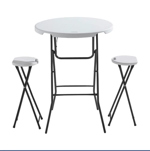Table ronde blanche pliante avec deux tabourets au Gite De Saint Phal, un gîte en Champagne-Ardenne en France