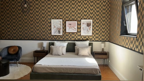 Chambre élégante à la Poterne à Épernay avec papier peint motifs, lit queen-size, tables de nuit en bois et cadres
