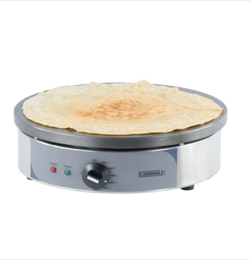 Crêpière électrique avec crêpe fine en cuisson, service petit-déjeuner Le Gîte de Saint Phal