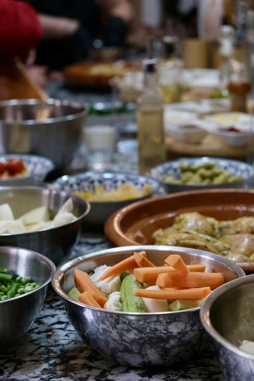 Repas traditionnel marocain au Riad 191 Marrakech avec légumes frais et plats locaux
