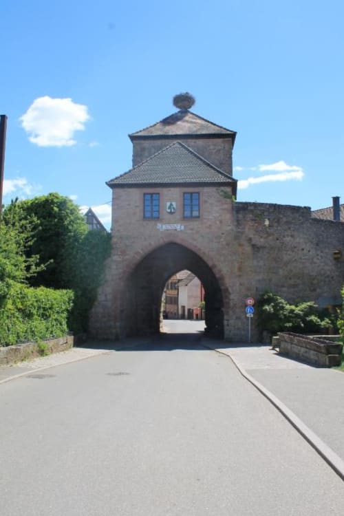 Porte fortifiée historique en pierre avec entrée voûtée à Dambach la Ville, France par une belle journée ensoleillée et ciel bleu