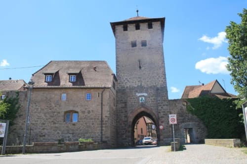 Tour-porte en pierre historique à Dambach-la-Ville, entrée du village médiéval près du Petit Havre de Joy