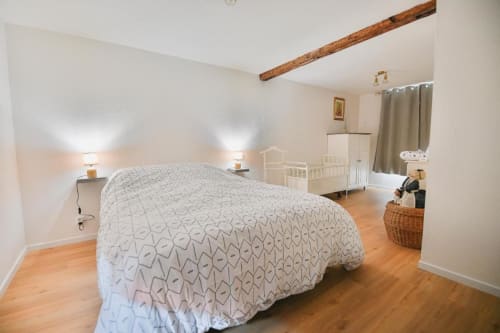 Chambre spacieuse dans appartement 2 pièces au Petit Havre de Joy, Dambach-la-Ville, avec poutres apparentes et lit bébé