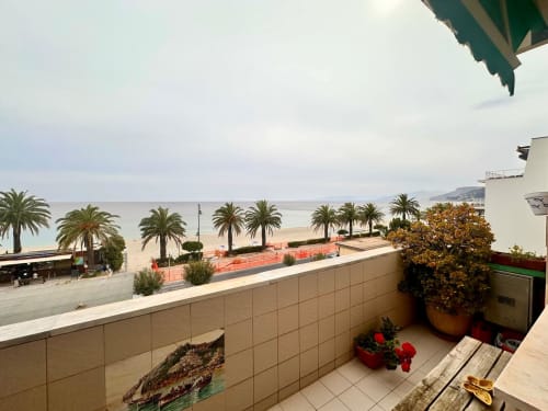 Balcone fronte mare dell'appartamento Varigotti con vista sul mare, palme e accesso diretto alla spiaggia sabbiosa del Welcome Hotel
