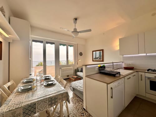 Luminosa cucina e zona pranzo con vista mare a Casa delle Palme, Varigotti con servizi moderni