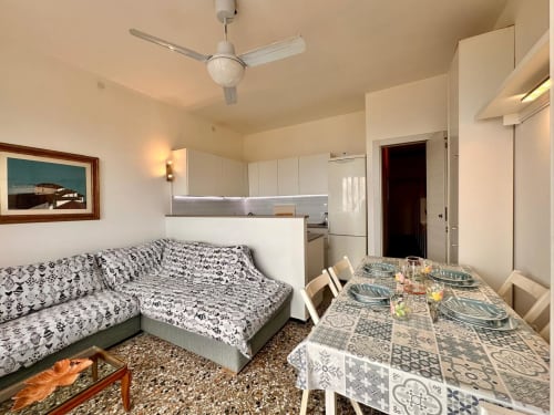 Appartamento Casa delle Palme a Varigotti con zona living, tavolo da pranzo, cucina, divano decorato e vista mare