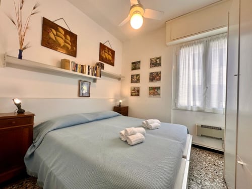 Camera Casa delle Palme di Welcome Varigotti, Finale Ligure: letto matrimoniale, vista mare e comfort moderni