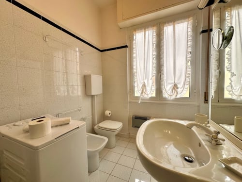 Bagno spazioso in Casa delle Palme, appartamento a Varigotti con vasca, lavabo, toilette e vista sul mare
