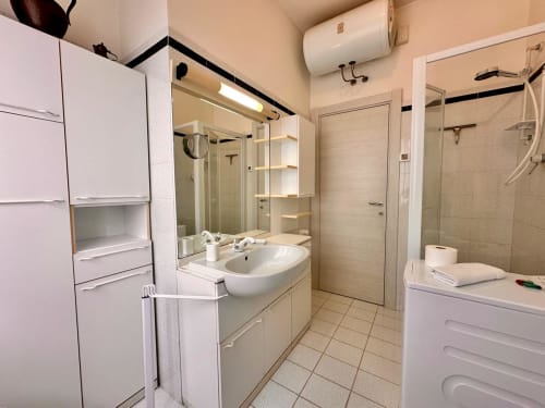 Bagno moderno dell'appartamento Casa delle Palme a Welcome Varigotti, Finale Ligure, con lavabo, specchio e doccia