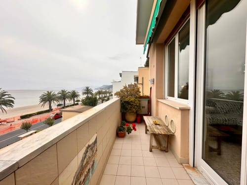 Balcone di Casa delle Palme con vista mare sulla spiaggia di Varigotti, palme e costa mediterranea