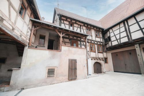 Cour historique à colombages du gîte Le Petit Havre de Joy à Dambach-la-Ville, Alsace