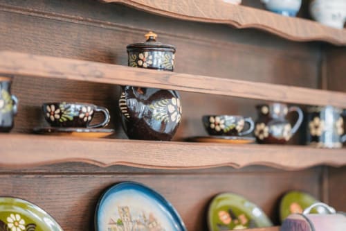 Vaisselle céramique décorative sur étagères en bois à Le Petit Havre de Joy, un charmant gîte de style alsacien à Dambach-la-Ville