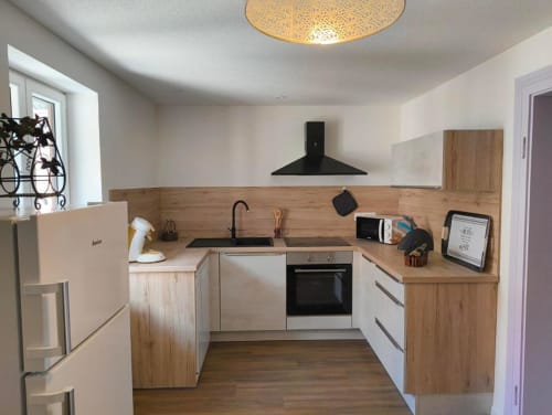 Cuisine moderne du Le Petit Havre de Joy B&B à Dambach-la-Ville avec accents bois, électroménagers blancs et étagères ouvertes