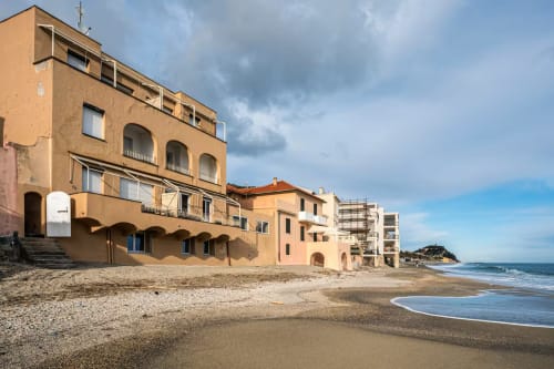 Benvenuti nella palazzina fronte mare di Varigotti a Finale Ligure con spiaggia sabbiosa e vista sul Mar Mediterraneo