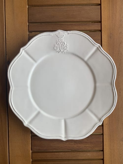 Plato decorativo blanco con monograma en Casale Artemisia, bed and breakfast en Capalbio, Toscana