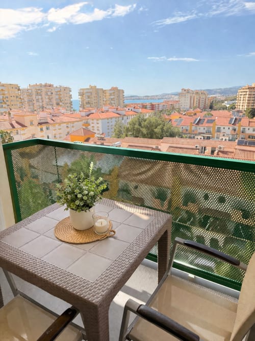 Terraza con vistas al mar en Sinese Design Homes, Málaga, con maceta y paisaje costero