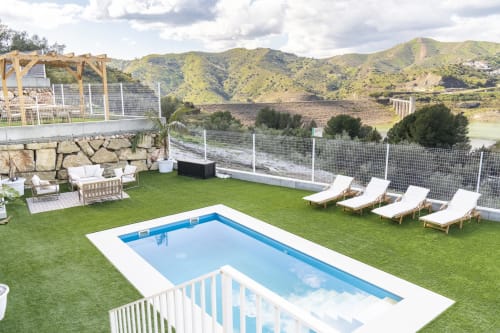 Piscina privada y terraza del apartamento Axarquia Paraiso con vistas al embalse de la Viñuela cerca de Málaga, España
