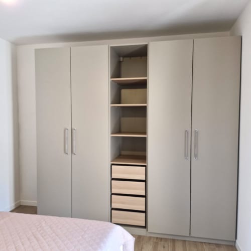 Armoire moderne avec étagères ouvertes et tiroirs à l'appartement La Casa di Silvia à Arco