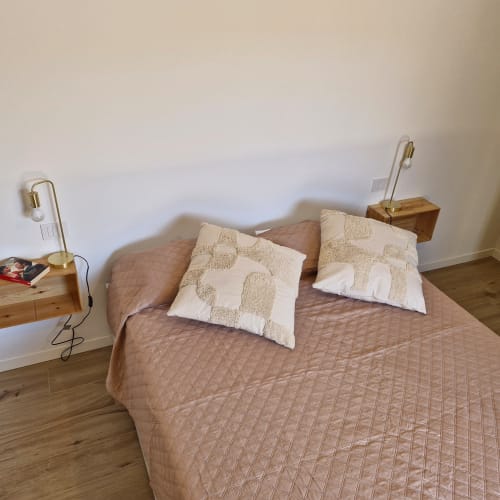 Chambre de La Casa di Silvia à Arco avec lit queen-size, coussins à motifs et lampes de chevet