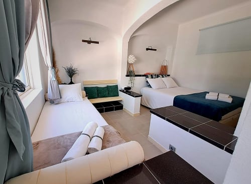 Quarto triplo na Herdade da Cova da Onça com três camas, paredes brancas, tetos abobadados e comodidades modernas em Canha,