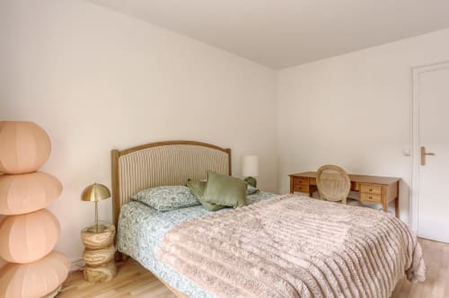Chambre lumineuse à la Queen And King Royal à Versailles avec lit en bois, literie rose et éclairage ambiant