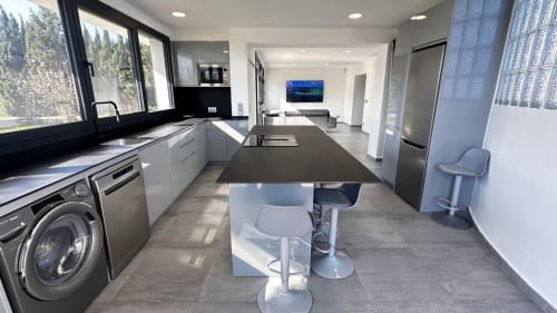 Cocina y comedor modernos en Villa Escaldes, Apartamentos Voramar en Cambrils con vistas a la montaña y acero inoxidable