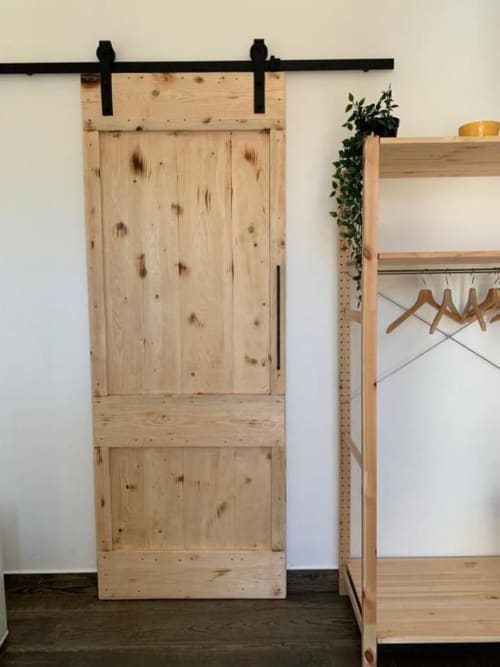 Rustica porta di legno con ferramenta nera nella King Room del Cilento Rooms B&B, Agnone Italia