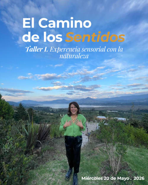 Mujer en camisa verde en La Dolce Vita Guatavita frente al lago y montañas de Guatavita, taller sensorial de naturaleza en Colombia