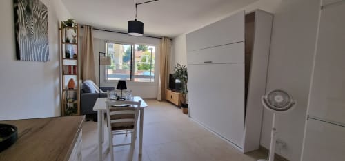 Studio lumineux à Zoppas Aix-les-Bains, mobilier moderne, coin repas et vue sur la ville