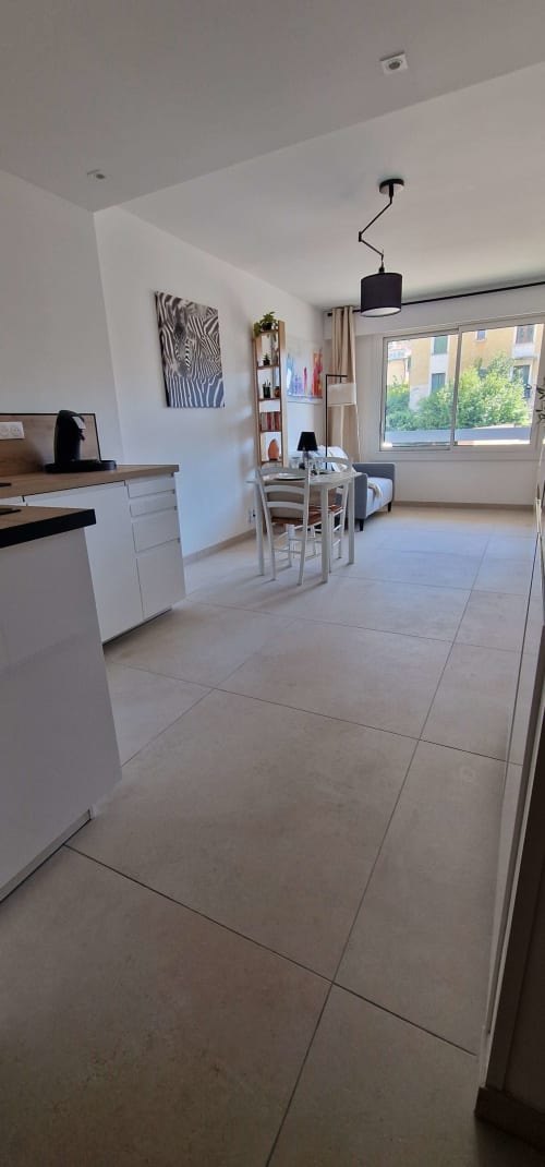 Studio moderne à Zoppas Aix-les-Bains avec cuisine ouverte, salle à manger et séjour avec vue sur la ville