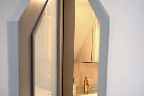 Porta de banheiro moderno do Santiago de Caminha Boutique Hostel, Caminha, com torneira de latão dourado e interior azulejado visível
