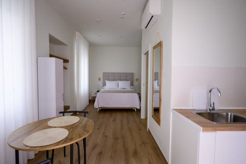 Apartamento Studio Superior en Hotel Alcazaba Salobreña con kitchenette, zona de comedor y dormitorio con vistas al jardín