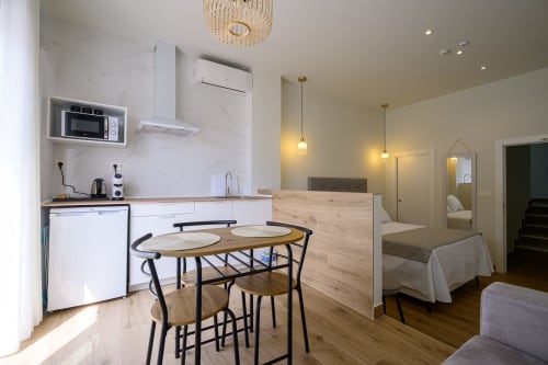Moderno apartamento estudio en Hotel Alcazaba Salobreña con cocineta, comedor y dormitorio con vistas a la Alcazaba