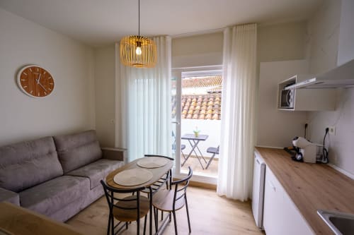 Estudio Premium con terraza y vistas a la fortaleza de Alcazaba en Salobreña, Granada - salón moderno con sofá y comedor