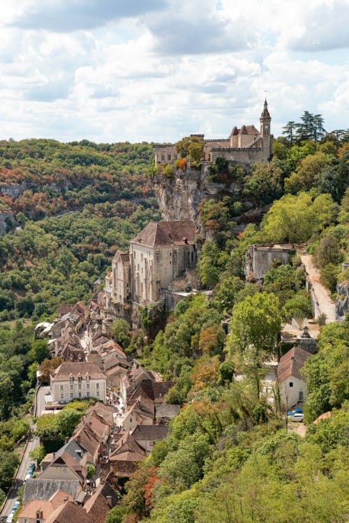 Le château de Neuschwanstein perché sur une falaise dominant une vallée boisée en Bavière, Allemagne
