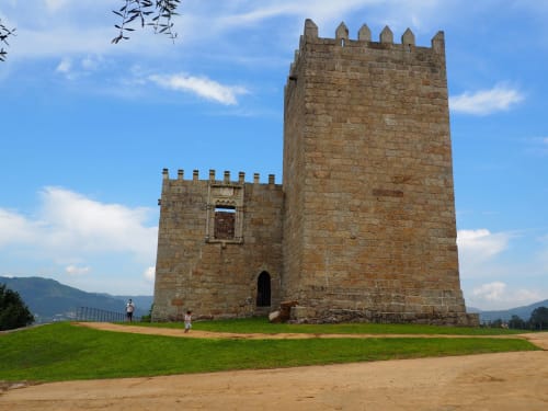 Torre de pedra medieval em Arcos de Valdevez, Portugal com jardins verdes e montanhas, perto da Quinta da Coutada rural