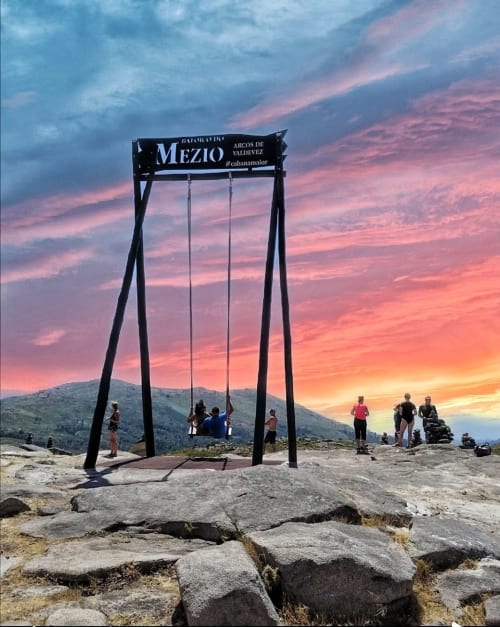 Balanço gigante no miradouro de Mezio em Arcos de Valdevez com céu ao pôr do sol e montanhas