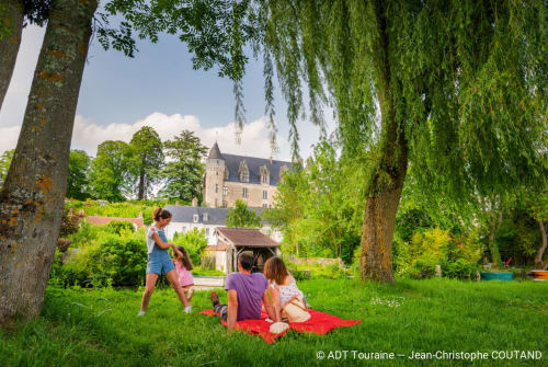 Des enfants jouent sur l'herbe près d'un château aux Troglos de Beaulieu, à Beaulieu-les-Loches, France