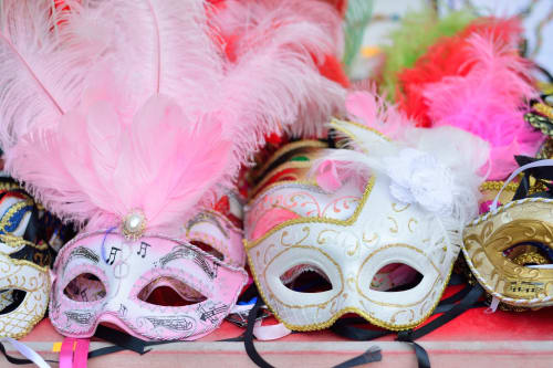 Coloridas máscaras venecianas de carnaval con plumas en SMalL Guesthouse en Bussolengo, Italia