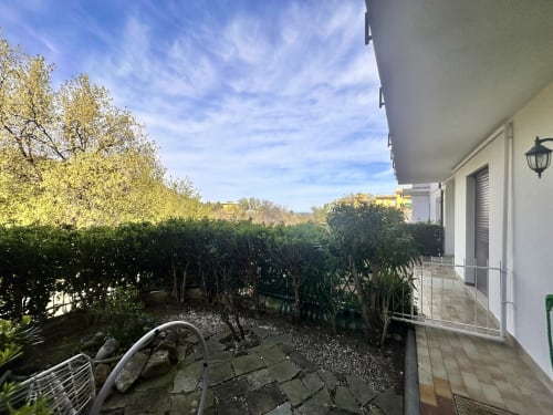 Terrazza appartamento Casa Sofia a Ceriale con vista giardino, alberi e spazio esterno arredato a Varigotti, Finale Ligure