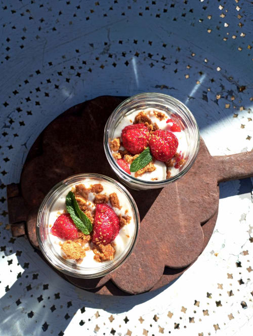 Deux parfaits au yaourt avec fraises fraîches et granola à la Paulusmühle B&B à Soucht, France