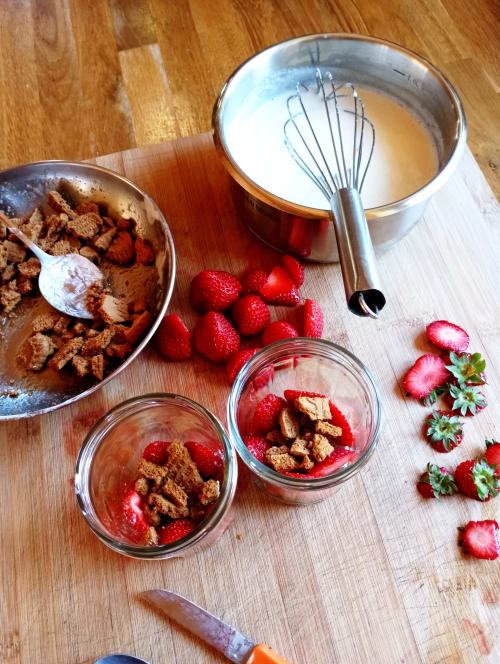 Préparation d'un dessert aux fraises à la Paulusmühle B&B à Soucht, France avec fruits frais et céréales au chocolat