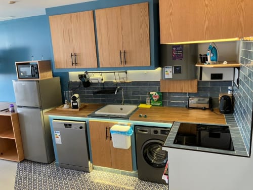 Cuisine moderne de l'appartement bleu YaYaCaSa à SAMYAflat, Tanger, avec électroménagers en acier inoxydable et accents bleus