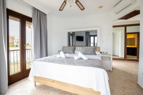 Espaciosa habitación cuádruple en Boutique Zahara de los Atunes con balcón, TV de pantalla plana y comodidades modernas en Cádiz