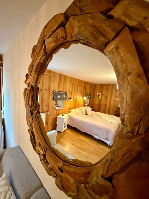 Entrée en bois de la chambre Ancolie à l'Auberge Du Ruxelier à Chénimenil, avec lit et intérieur en bois