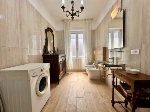 Bagno elegante del La Fenice Studio Flat a Finale Ligure, con vasca indipendente e comfort moderni