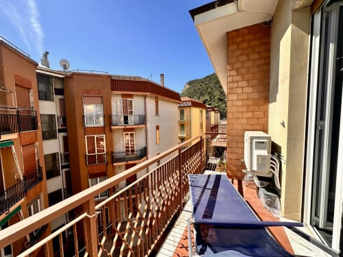 Balcone soleggiato de La Fenice Studio, Varigotti, con vista sulla città, edifici colorati e colline verdi